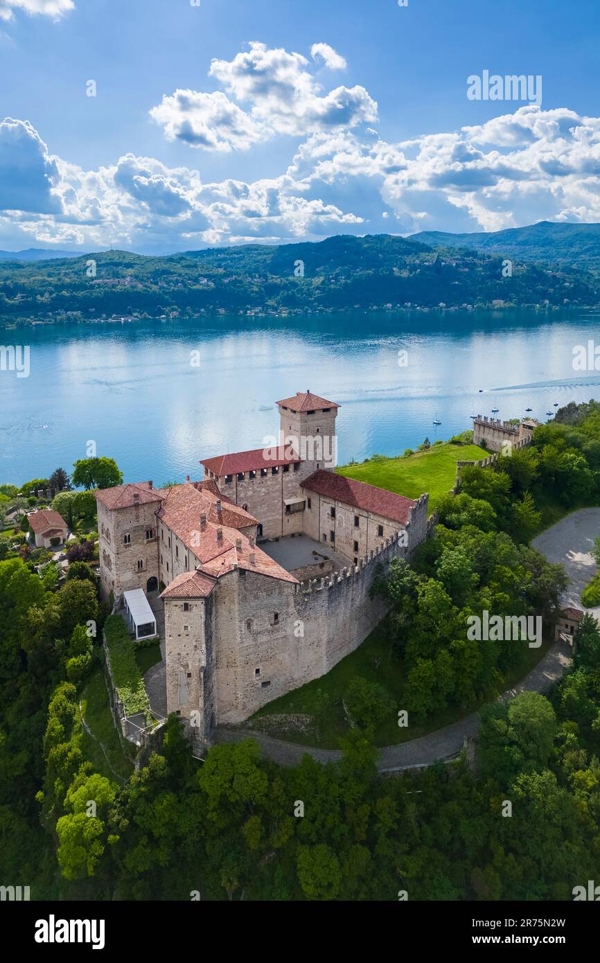 Vue sur la forteresse appelée Rocca di Angera pendant une journée de printemps. Angera, Lac majeur, quartier de Varèse, Lombardie, Italie. Banque D'Images