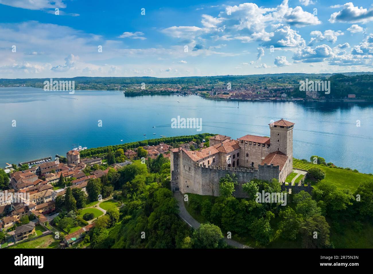 Vue sur la forteresse appelée Rocca di Angera pendant une journée de printemps. Angera, Lac majeur, quartier de Varèse, Lombardie, Italie. Banque D'Images