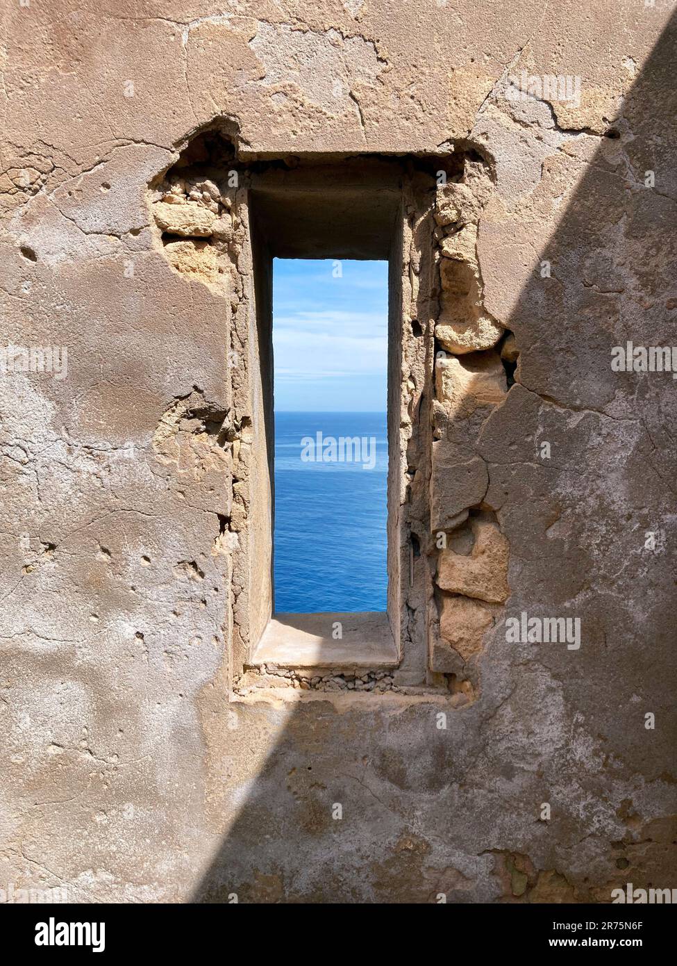Vue depuis une ancienne tour de guet près de Sant Elm (Mallorca) sur la mer Méditerranée Banque D'Images