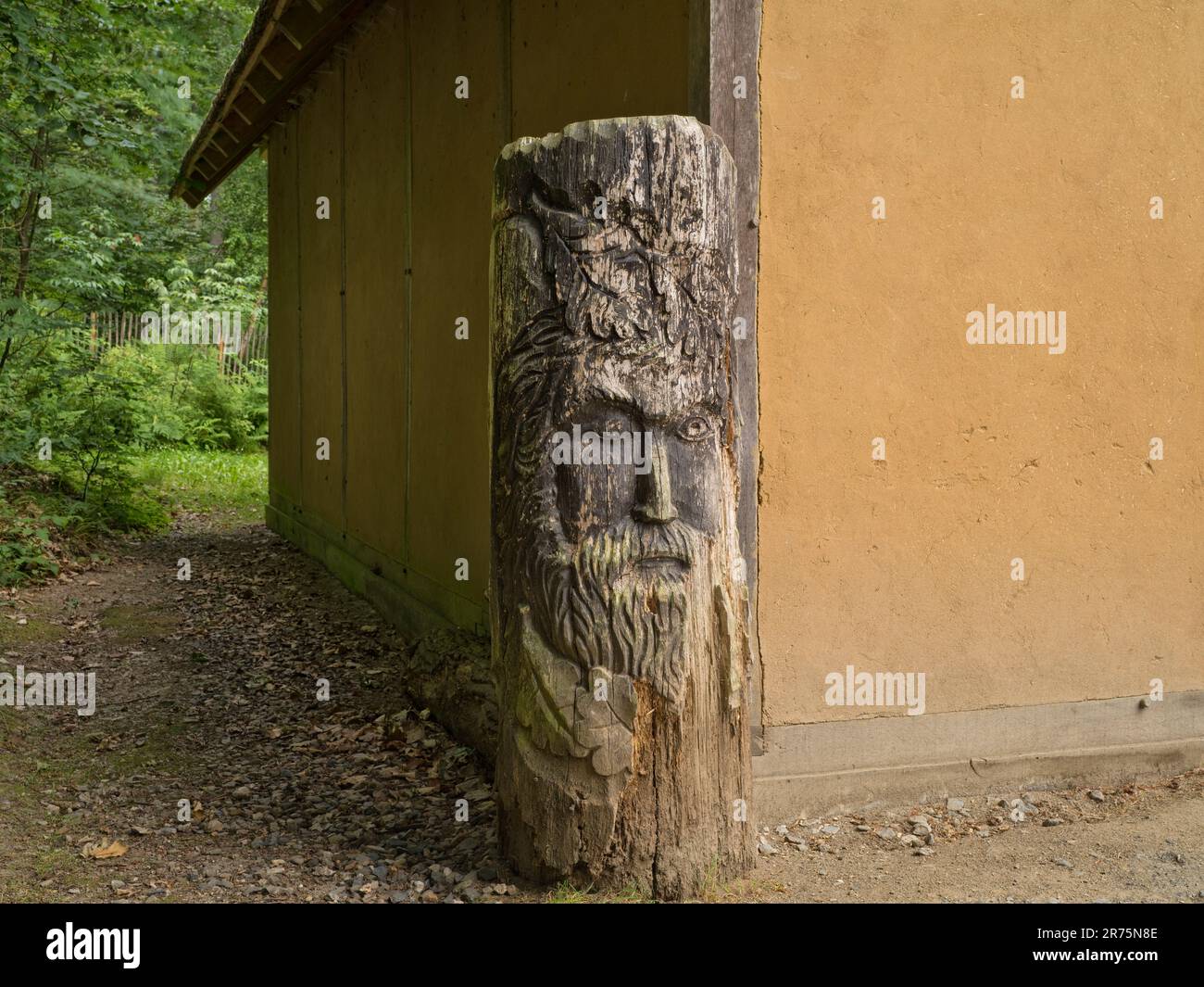 Europe, Allemagne, Hesse, Hesse Centrale, Gleiberger Land, Reconstitution d'une colonie celtique à Dünsberg près de Biebertal, figure en bois au coin du bâtiment Banque D'Images