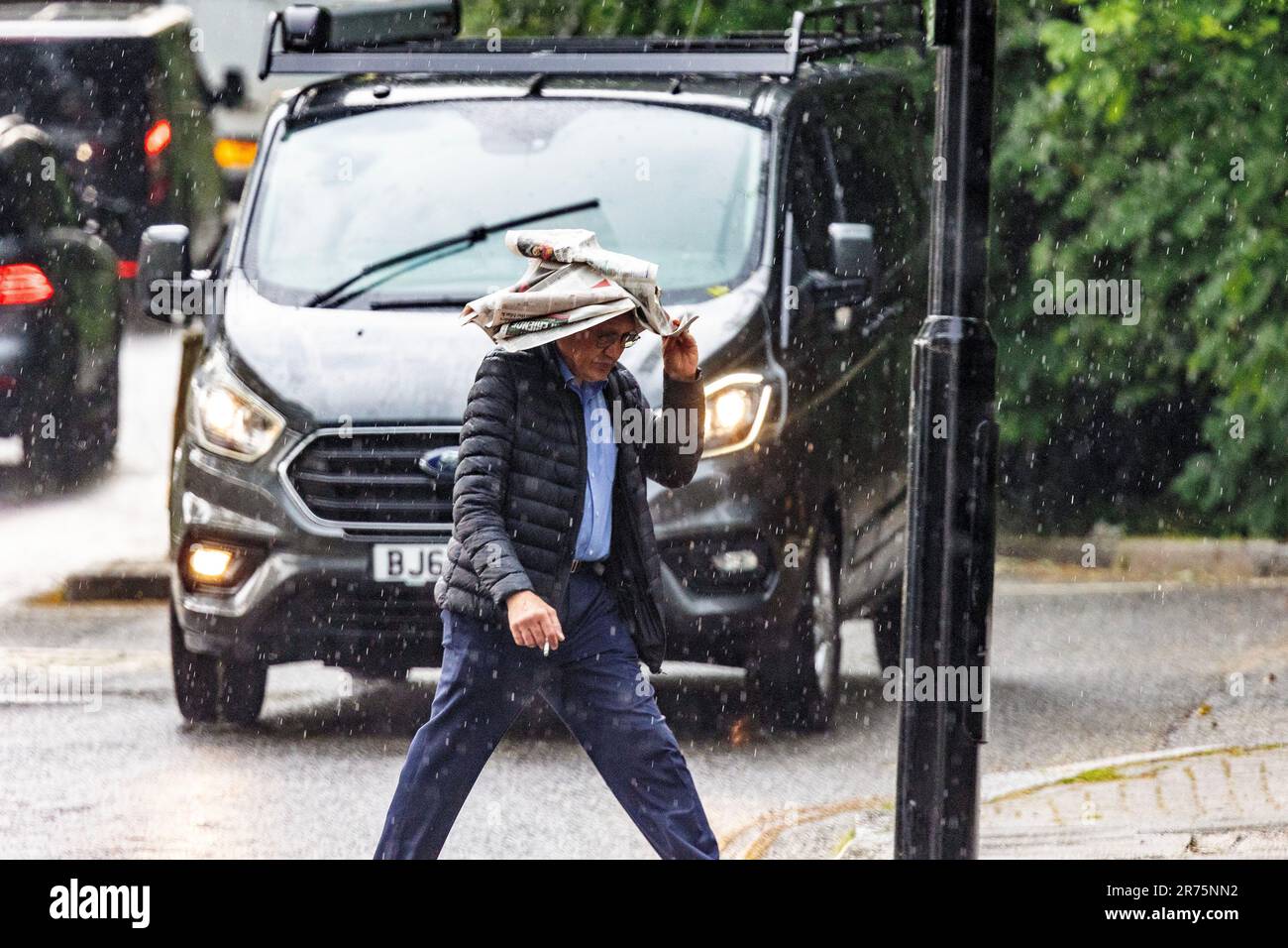Pic shows: Flash Storm hits London Highgate les fidèles du soleil ont été pris par le tonnerre et la foudre dans Highgate North London Dress pour la vague de chaleur Banque D'Images