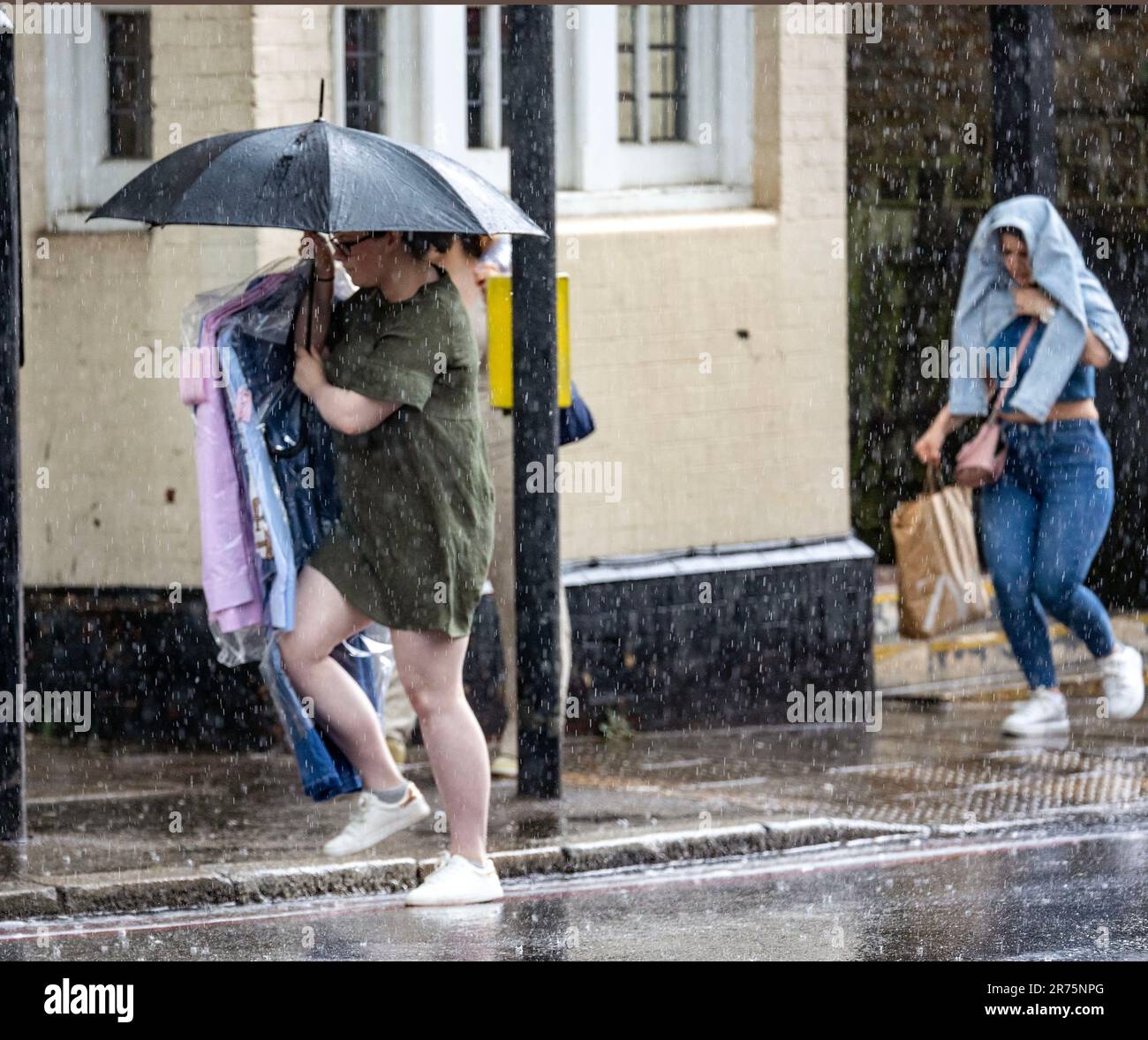 Pic shows: Flash Storm hits London Highgate les fidèles du soleil ont été pris par le tonnerre et la foudre dans Highgate North London Dress pour la vague de chaleur Banque D'Images