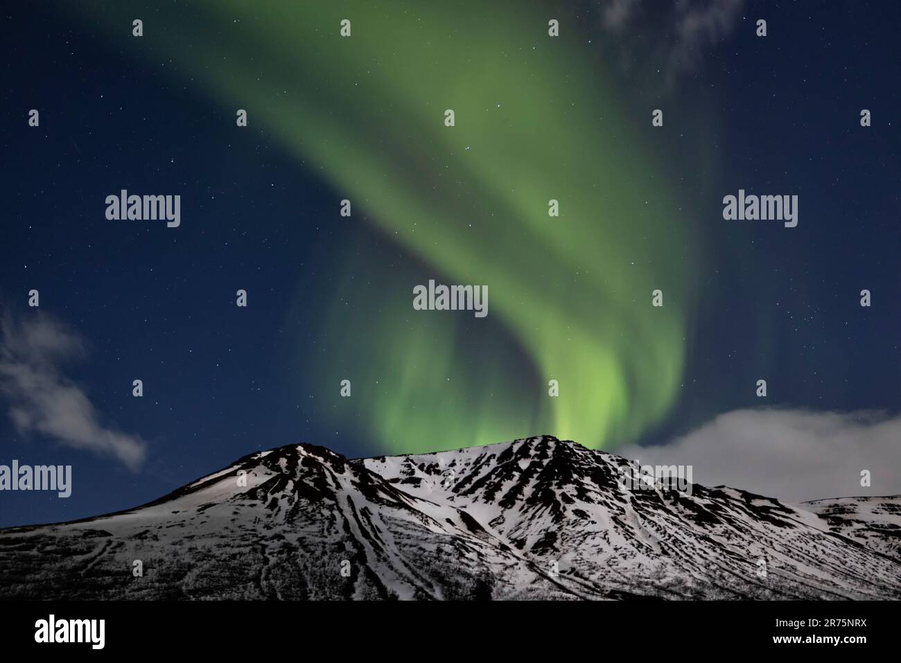 Puissantes lumières du nord dans les montagnes près d'Akureyri en hiver Banque D'Images