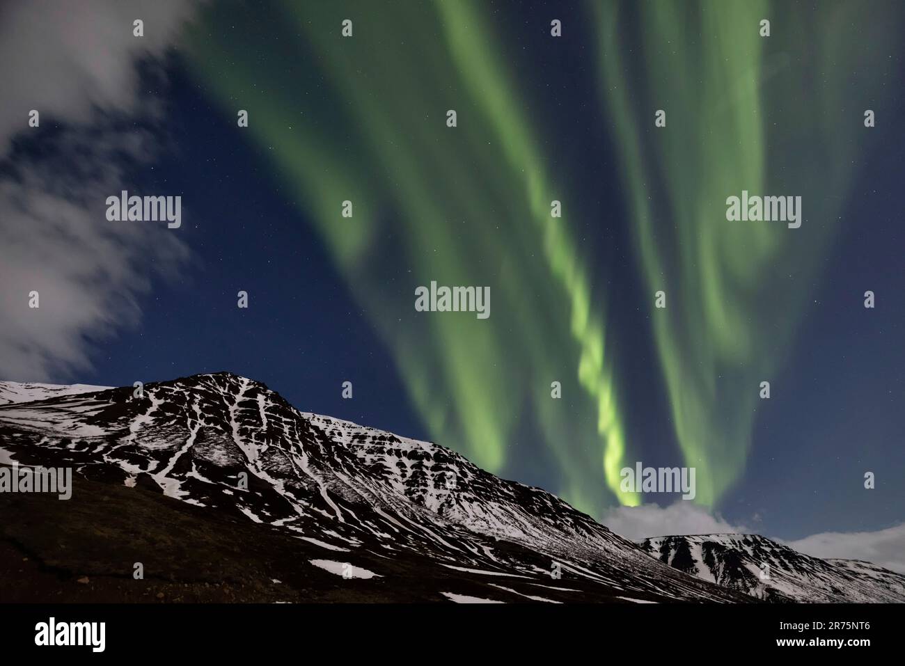 Puissantes lumières du nord dans les montagnes près d'Akureyri en hiver Banque D'Images