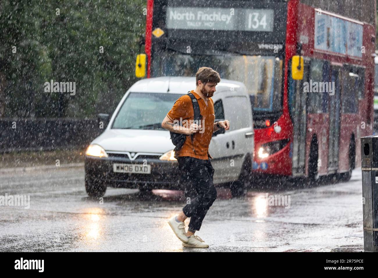 Pic shows: Flash Storm hits London Highgate les fidèles du soleil ont été pris par le tonnerre et la foudre dans Highgate North London Dress pour la vague de chaleur Banque D'Images