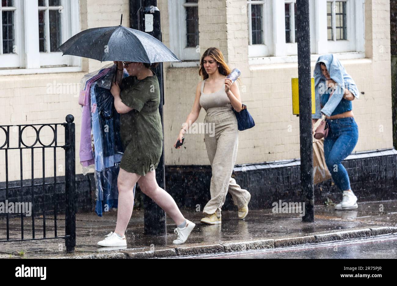 Pic shows: Flash Storm hits London Highgate les fidèles du soleil ont été pris par le tonnerre et la foudre dans Highgate North London Dress pour la vague de chaleur Banque D'Images