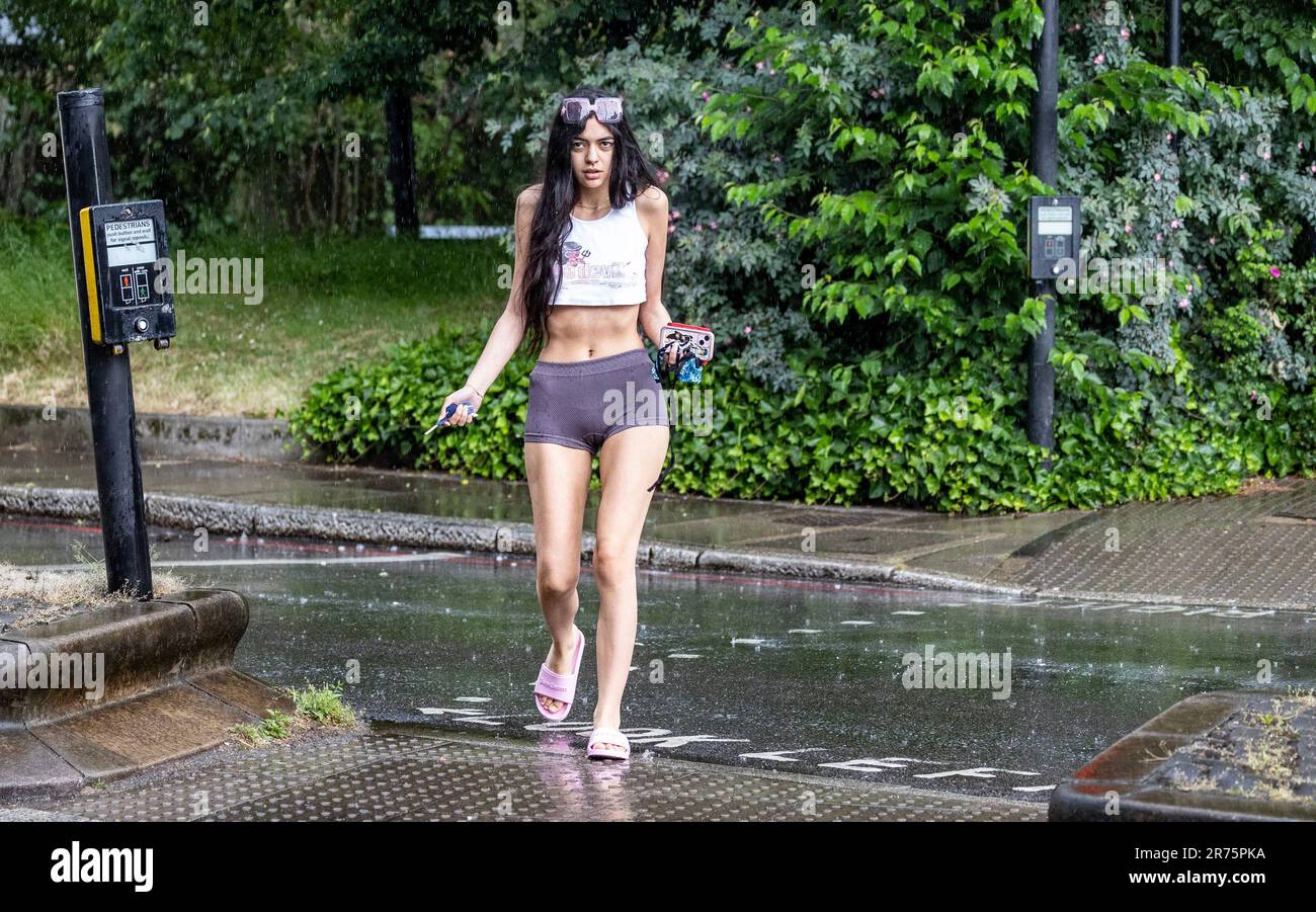 Pic shows: Flash Storm hits London Highgate les fidèles du soleil ont été pris par le tonnerre et la foudre dans Highgate North London Dress pour la vague de chaleur Banque D'Images