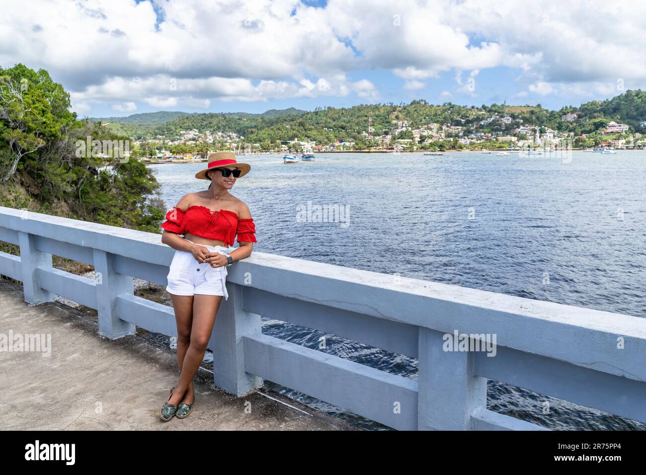 Amérique du Nord, Caraïbes, Grande Antilles, Île d'Hispaniola, République dominicaine, Province de SAMA, péninsule de Sama, Santa rbara de Sama, jolie Latina penchée sur la main courante du pont dans la baie de Sama Banque D'Images
