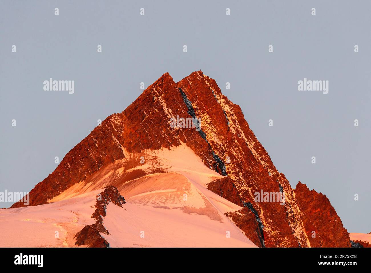 Großglockner, sommet de montagne en rouge, alpenglow Banque D'Images
