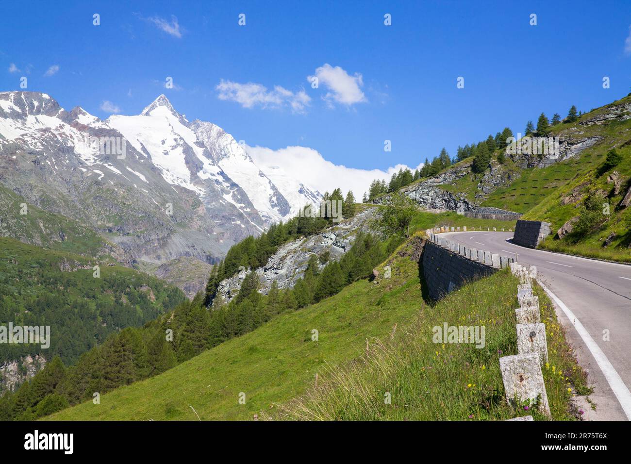 Véhicules sur la route haute alpine de Grossglockner, vue vers Grossglockner enneigé et Kaiser-Franz-Josefs-Höhe Banque D'Images