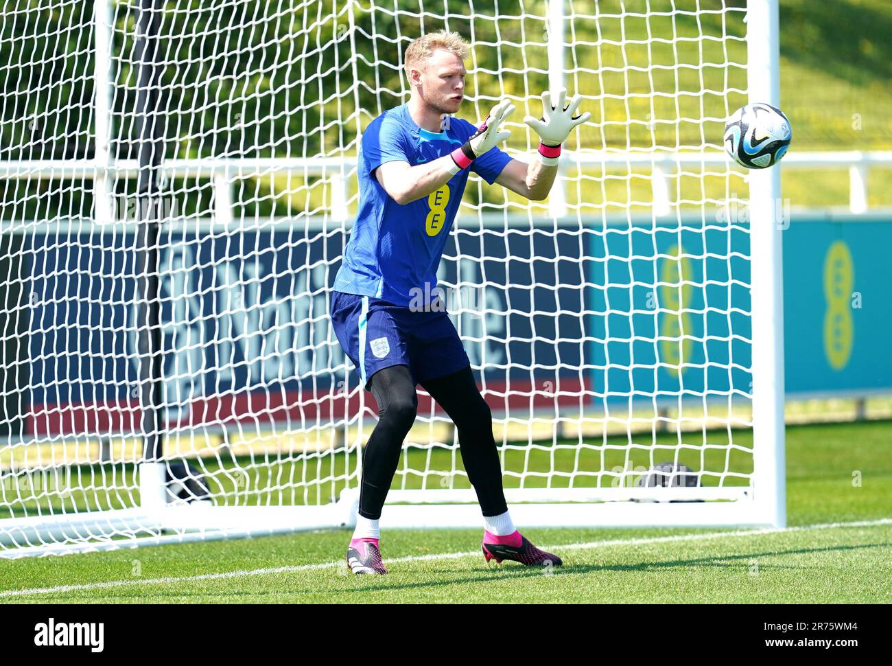 Déflecteur de balle de gardien de but à ligne unique, outil d'entraînement de football de qualité supérieure pour un meilleur temps de réaction et un contrôle du ballon, comprend des poches d'eau Déflecteur de balle de gardien de but à ligne unique, outil d'entraînement de football de qualité supérieure pour un meilleur temps de réaction et un contrôle du ballon, comprend des poches d'eau