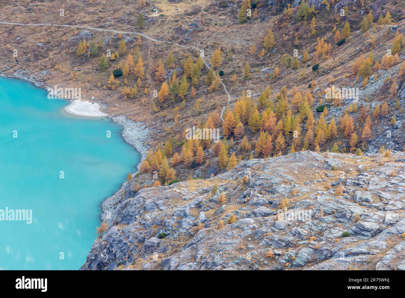 Vue sur le réservoir turquoise de Margaritzen en automne, sentier de randonnée, téléobjectif Banque D'Images