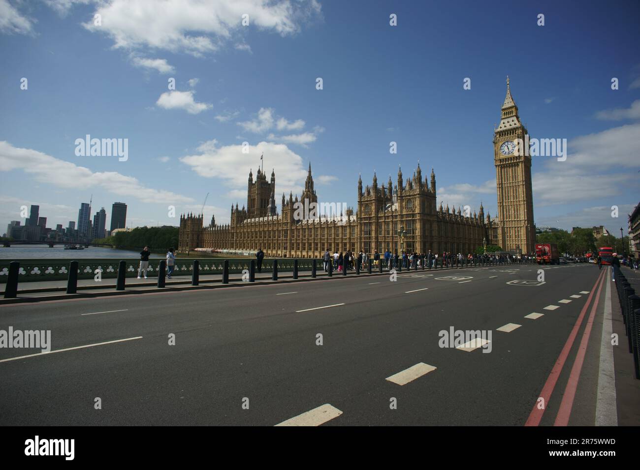 LONDRES, ROYAUME-UNI, palais de Westminster et Big Ben et circulation sur le pont de Westminster Banque D'Images