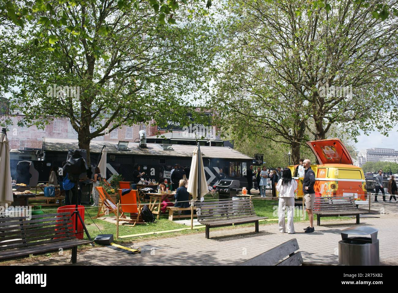 The Queen's Walk, Londres, Royaume-Uni, Street food et pic nic près de la tamise River 2023 Banque D'Images