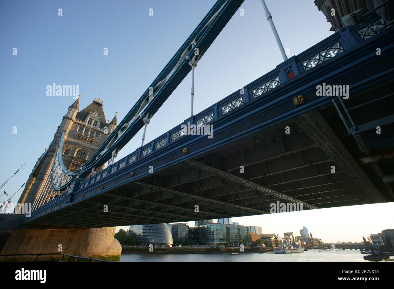 Rivière Thames et pont de la tour de londres par St.Katharine Docks Banque D'Images
