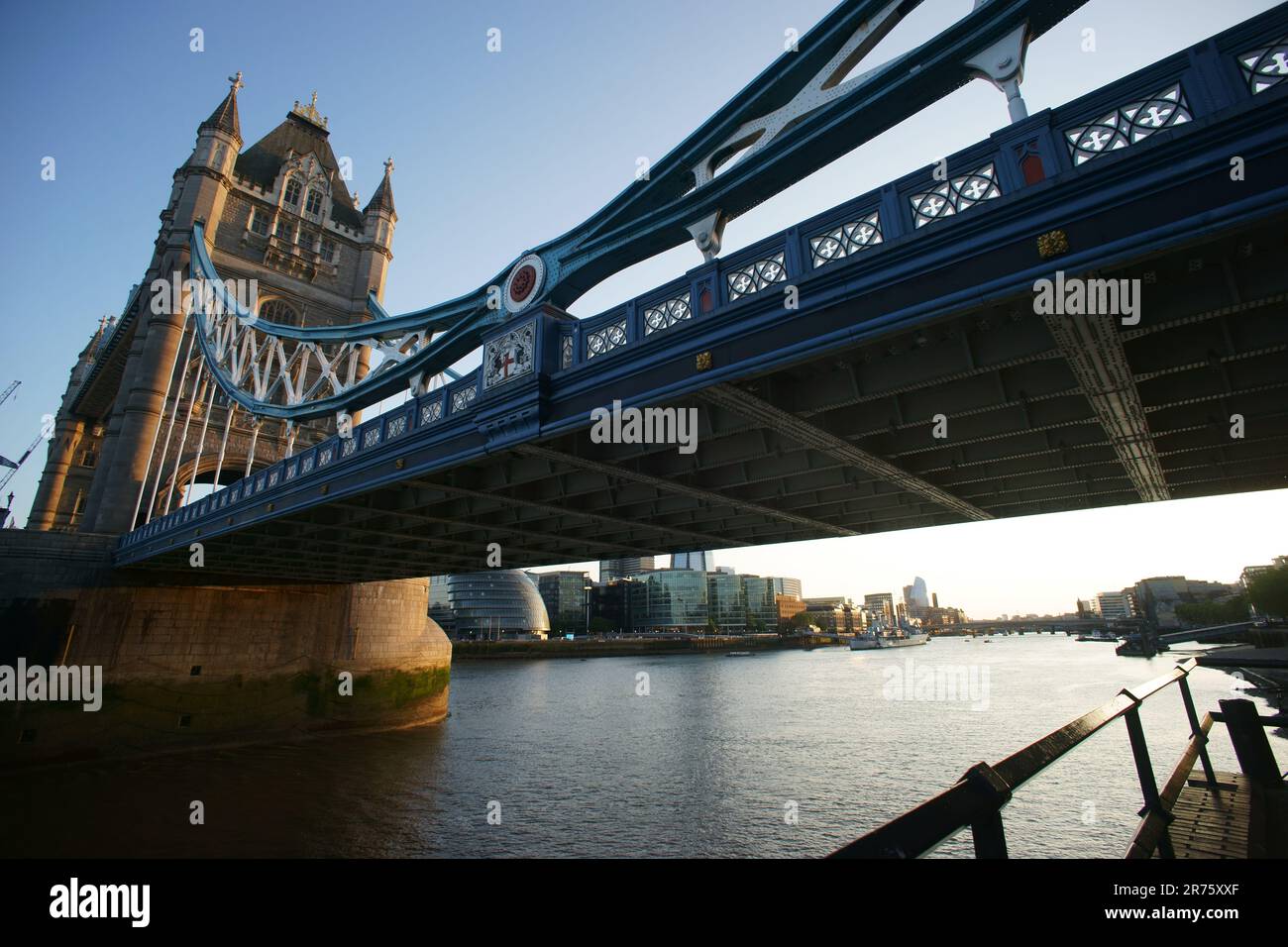 Rivière Thames et pont de la tour de londres par St.Katharine Docks Banque D'Images