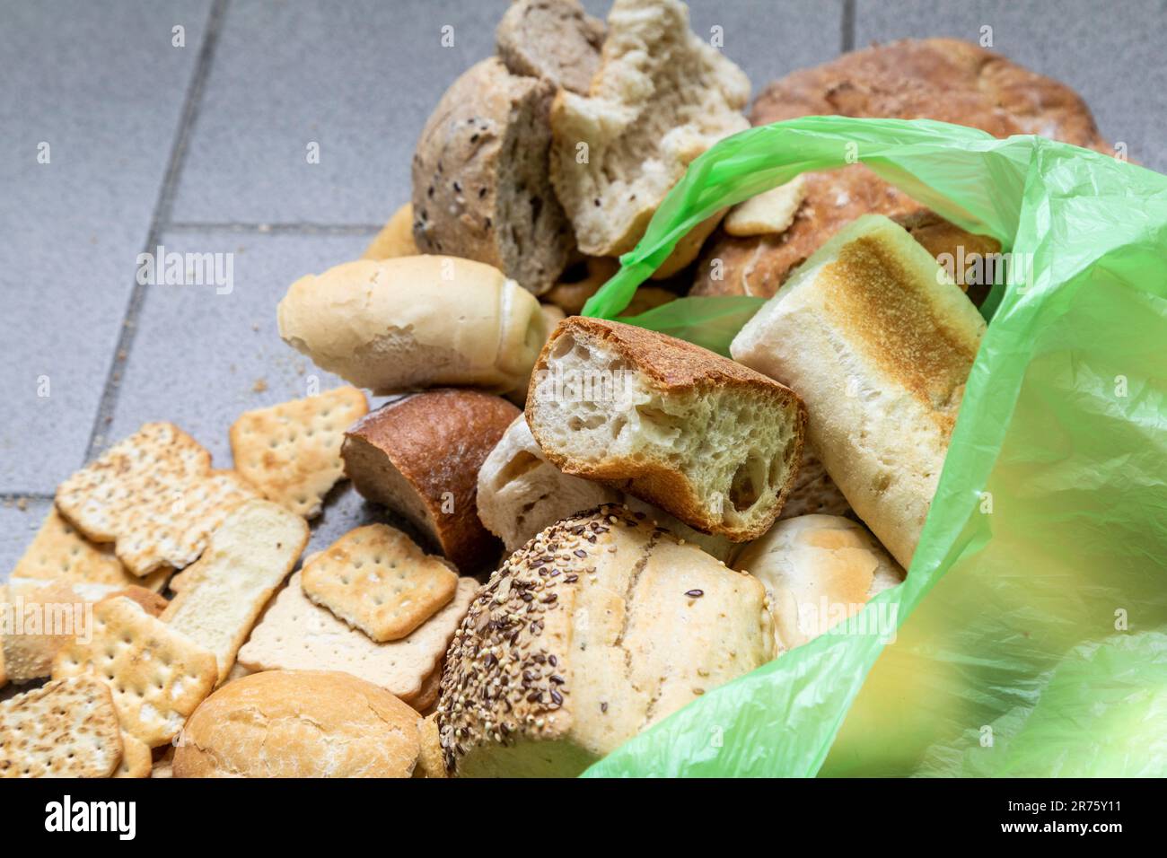 Italie, grande quantité de pain rassis dans différents formats, déchets alimentaires, nourriture non consommée Banque D'Images