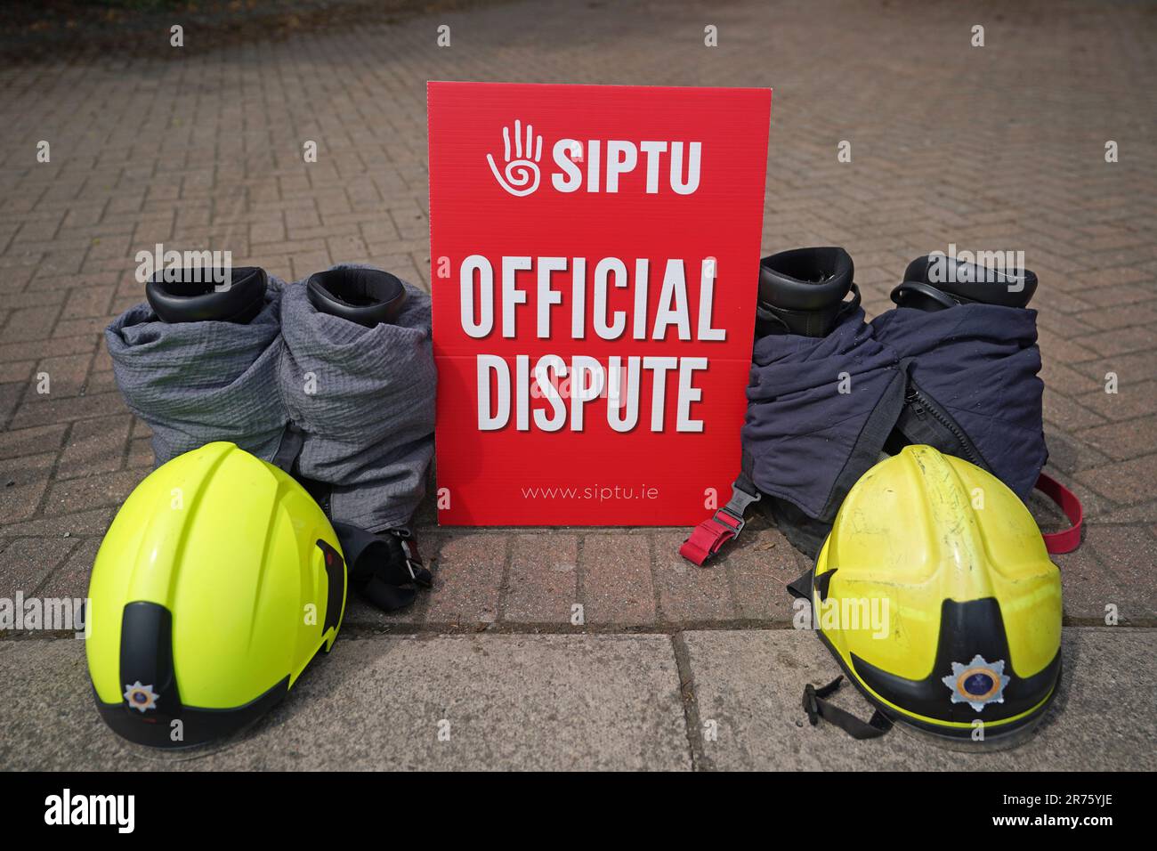 Les pompiers sont en grève à l'extérieur de la caserne de pompiers d'Ardee à Louth. Près de la moitié des stations du service d'incendie conservé dans tout le pays seront fermées dans le cadre d'une escalade de l'action industrielle par le syndicat représentant les travailleurs du secteur. Date de la photo: Mardi 13 juin 2023. Banque D'Images