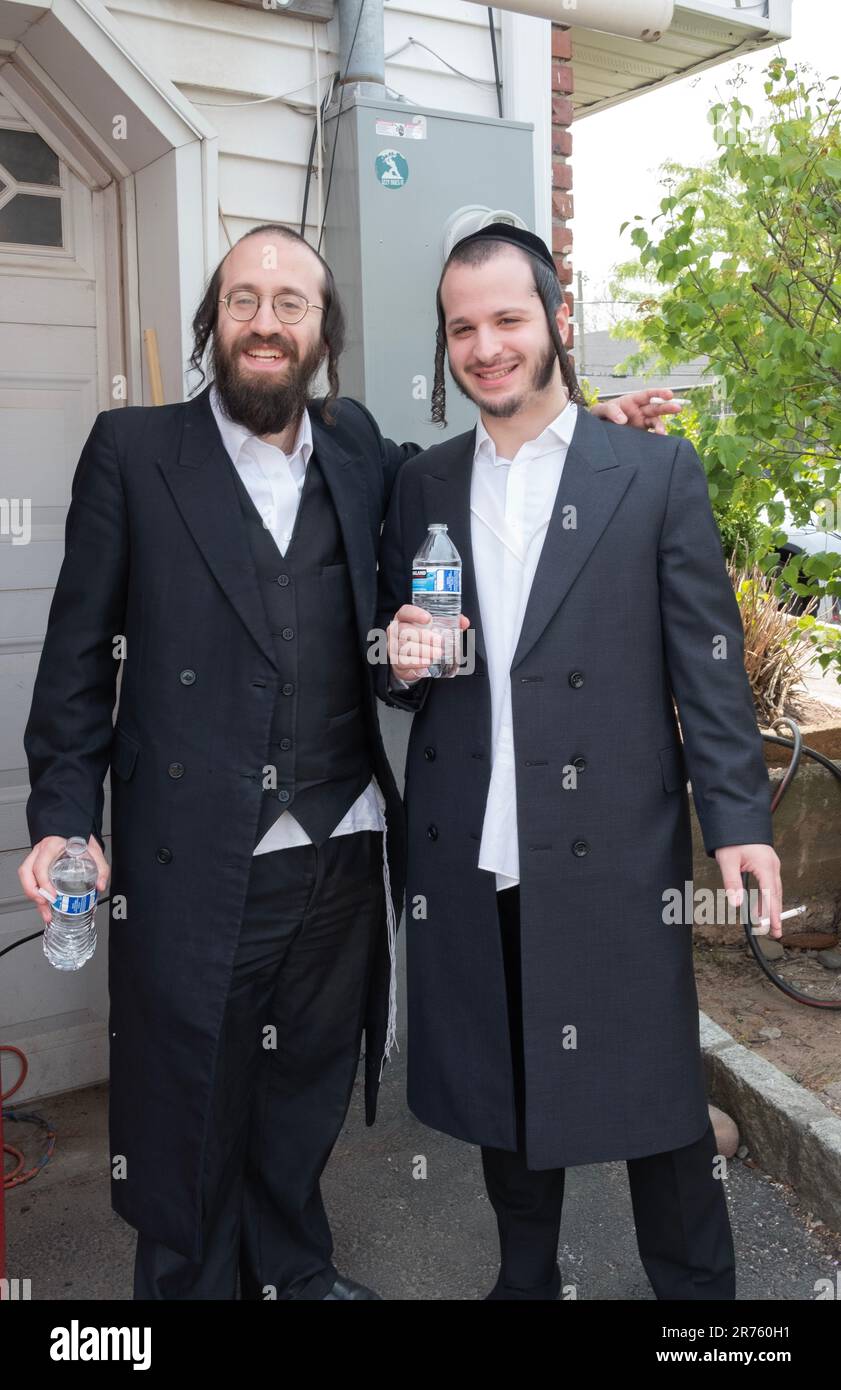 Portrait posé de frères du groupe de Boyan Hasidic sur une pause eau et fumée à l'extérieur d'une synagogue de Monsey New York. Banque D'Images
