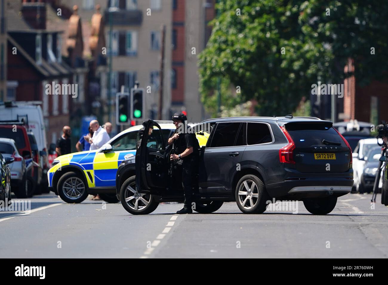 Un policier armé sur la route Ilkeston à Nottingham, trois personnes ont été trouvées mortes dans la ville dans ce que la police a décrit comme un « incident horrible et tragique ». Un homme de 31 ans a été arrêté, soupçonné de meurtre, après que deux personnes aient été trouvées dans la rue d'Ilkeston Road, juste après 4am heures, mardi. Un troisième homme a été trouvé mort sur la route Magdala, a déclaré la police de Notinghamshire. Trois autres personnes se trouvent à l'hôpital après qu'une personne ait essayé des faire courir dans une camionnette de Milton Street, dans un incident auquel la police estime être lié. Date de la photo: Mardi 13 juin 2023. Banque D'Images