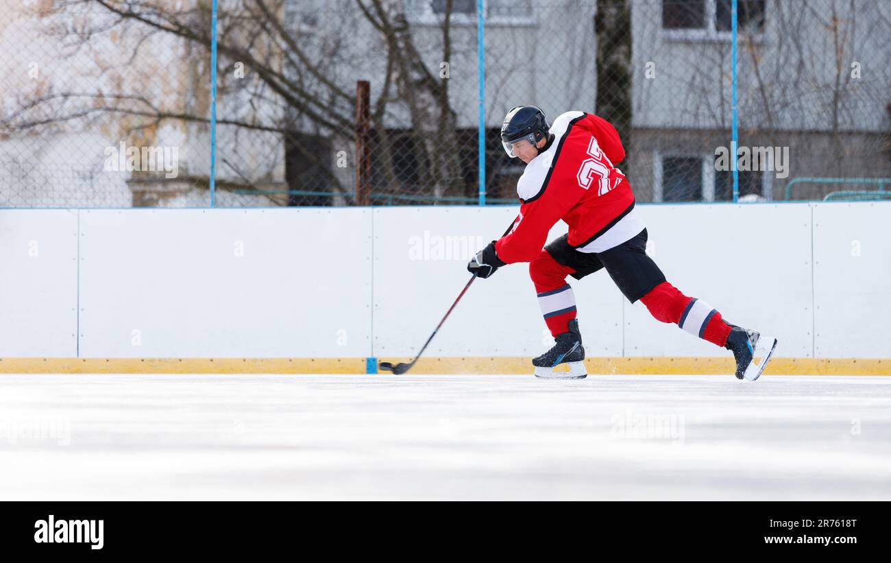 Joueur de hockey avec palet sur la patinoire. Image avec espace de copie  Photo Stock - Alamy