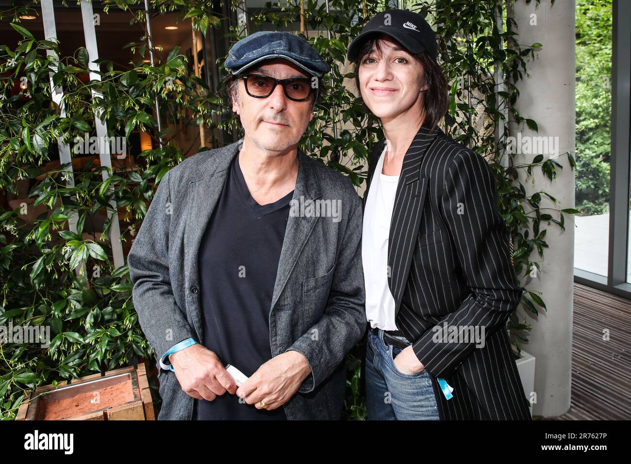 Yvan ATTAL et Charlotte GAINSBOURG au cours du treizième jour de Roland-Garros 2023, tournoi de tennis Grand Slam, sur 09 juin 2023 au stade Roland-Garros à Paris, France - photo Matthieu Mirville / DPPI Banque D'Images