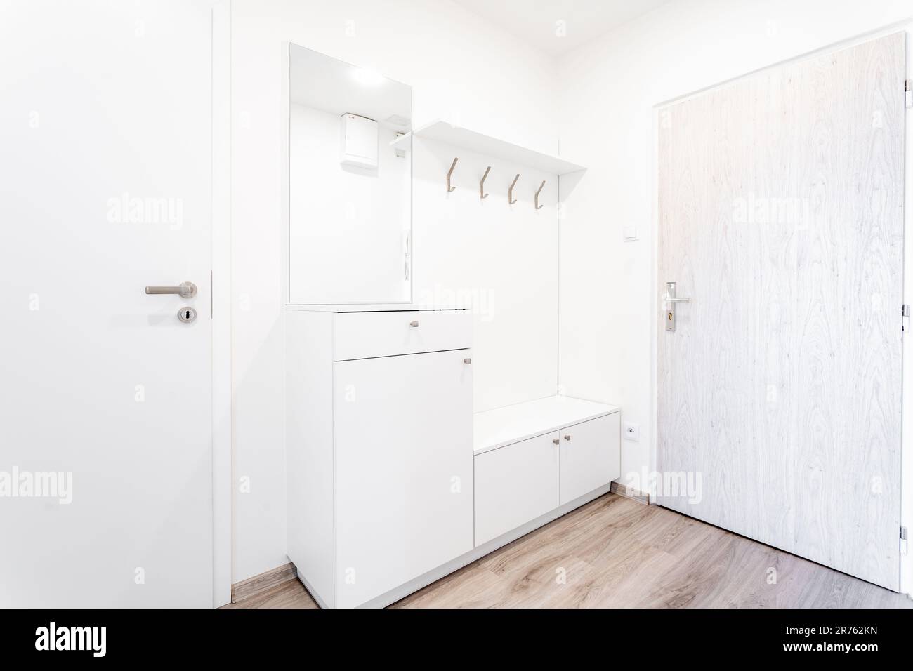 hall de l'appartement de couleur blanche avec armoire et porte-chaussures Banque D'Images