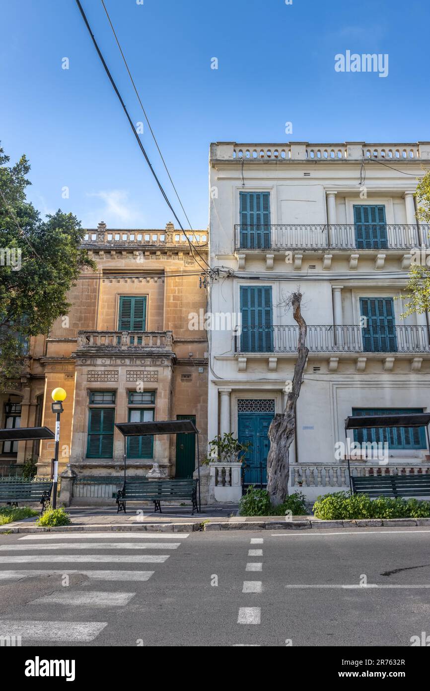 Un bâtiment vieillissant orné de plusieurs balcons se trouve au coin de la rue dans la forteresse de la vieille ville de Mdina Banque D'Images