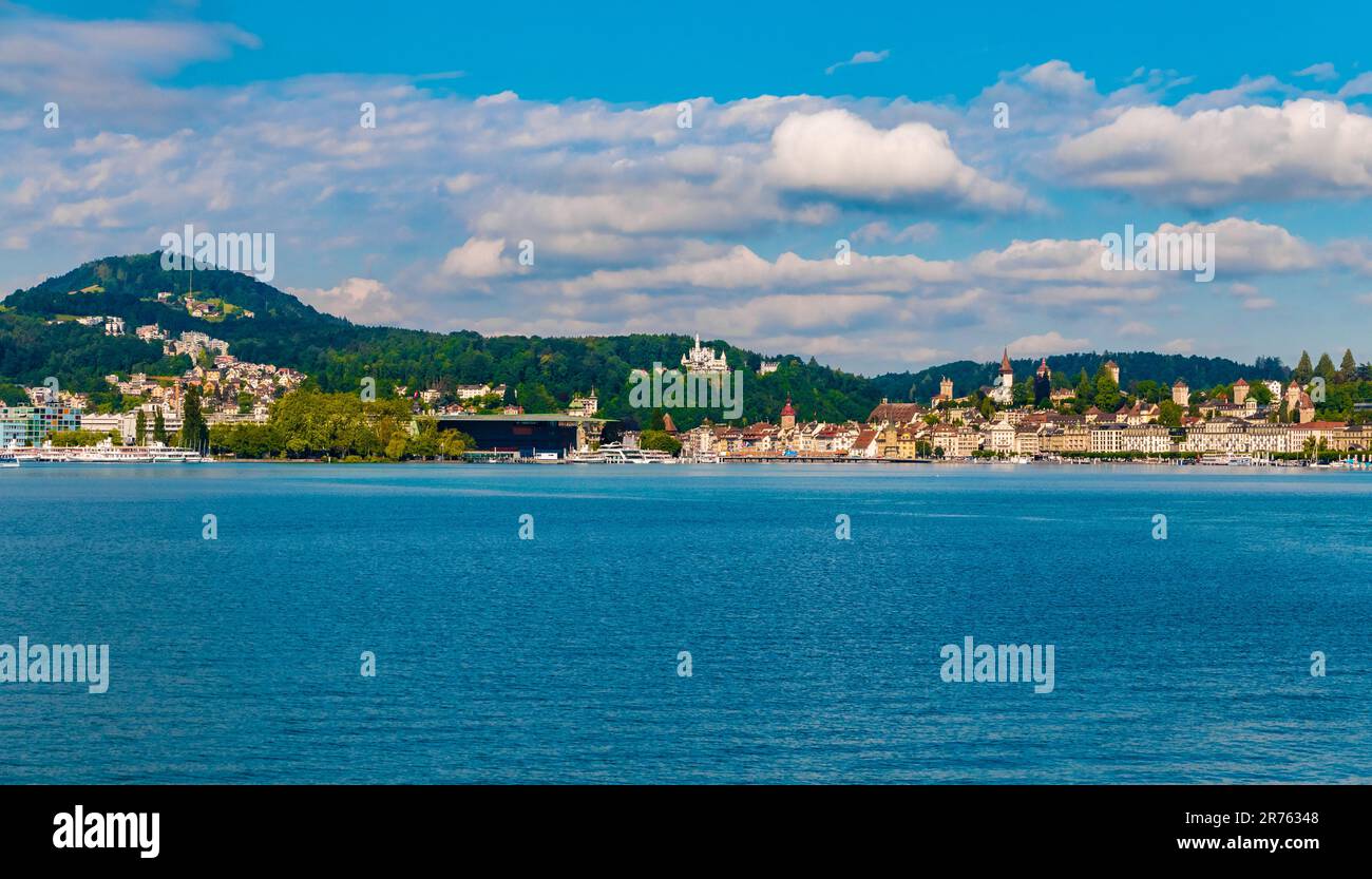 Vue panoramique sur le front de mer de Lucerne depuis un bateau sur le lac de Lucerne (Vierwaldstättersee). Vous pouvez voir le bâtiment KKL avec les jetées en face, le... Banque D'Images