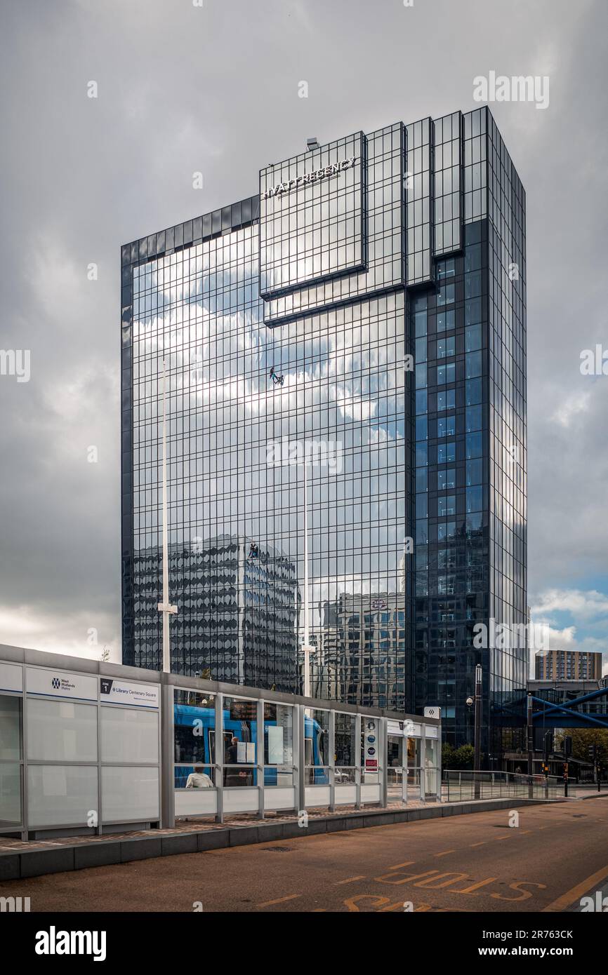 Les nettoyeurs de fenêtres vantent les hauteurs vertigineuses de l'hôtel Hyatt Regency sur Broad Street, Birmingham. Magnifique hôtel en hauteur avec façade en verre. Banque D'Images