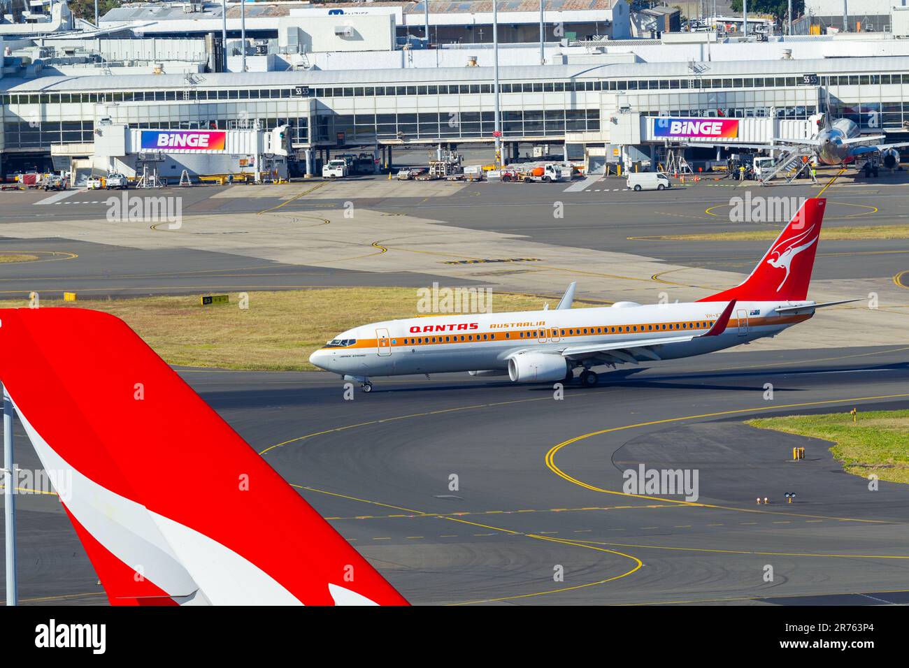 Un Boeing Qantas 737-838 avec peinture rétro de la décoration « ocre » à l'aéroport de Sydney en Australie. Banque D'Images