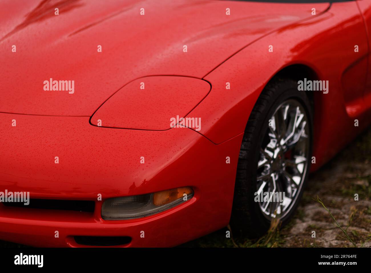 Izmir, Turquie - 3 juin 2023 : gros plan du phare escamotable fermé d'une Corvette 2000 de Chevrolet à la rencontre de la voiture classique IZKOD à Buca Pond Banque D'Images