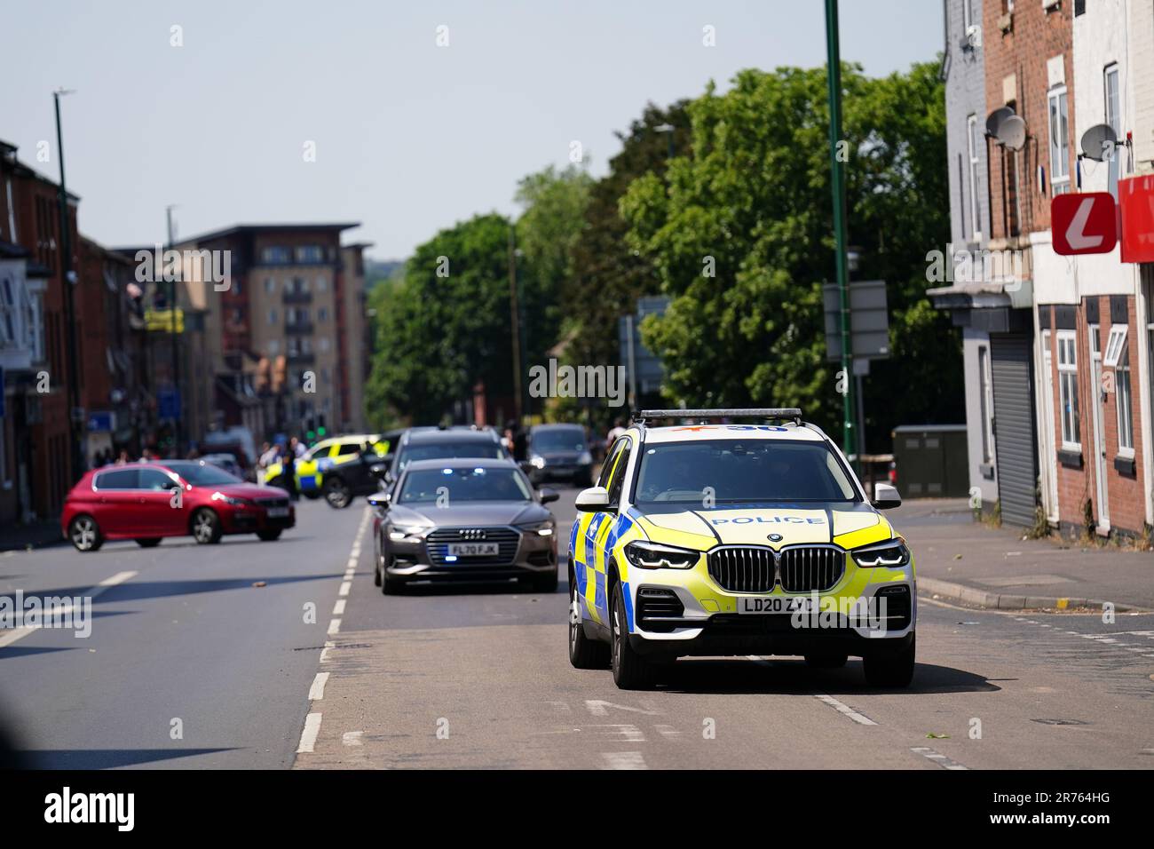 Des policiers sur Ilkeston Road à Nottingham, trois personnes ont été trouvées mortes dans la ville dans ce que la police a décrit comme un « incident horrible et tragique ». Un homme de 31 ans a été arrêté, soupçonné de meurtre, après que deux personnes aient été trouvées dans la rue d'Ilkeston Road, juste après 4am heures, mardi. Un troisième homme a été trouvé mort sur la route Magdala, a déclaré la police de Notinghamshire. Trois autres personnes se trouvent à l'hôpital après qu'une personne ait essayé des faire courir dans une camionnette de Milton Street, dans un incident auquel la police estime être lié. Date de la photo: Mardi 13 juin 2023. Banque D'Images