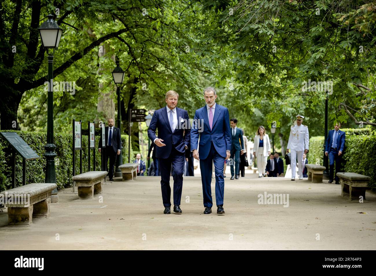 MADRID - le roi Willem-Alexander est accueilli par le roi espagnol Felipe au jardin botanique Real jardin Botanico. Le roi visitera divers projets d'hydrogène en Espagne pendant deux jours. ANP ROBIN VAN LONKHUIJSEN pays-bas sortie - belgique sortie Banque D'Images