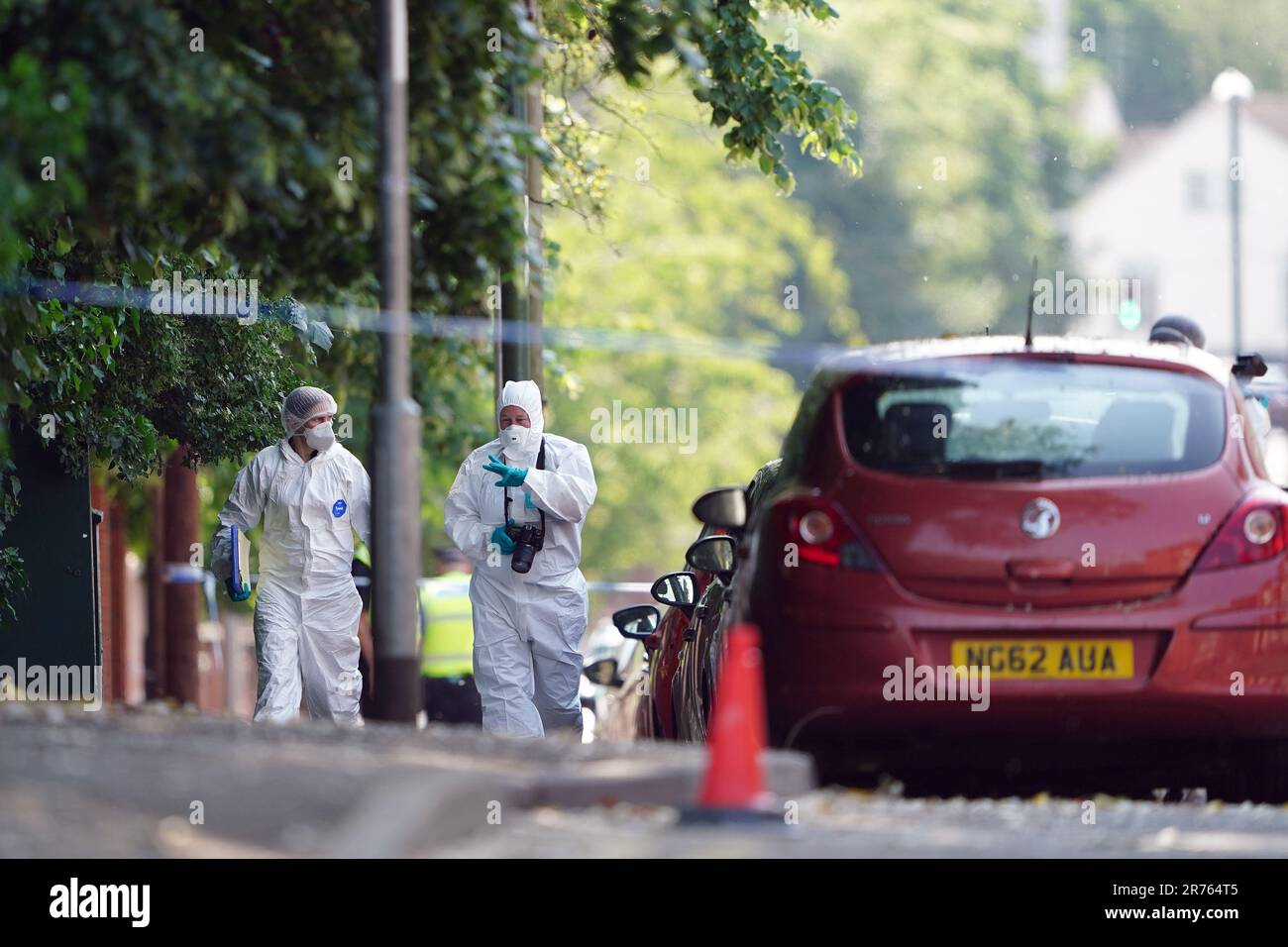 Des policiers de la police sur Bentinck Road à Nottingham, trois personnes ont été trouvées mortes dans la ville dans ce que la police a décrit comme un « incident horrible et tragique ». Un homme de 31 ans a été arrêté, soupçonné de meurtre, après que deux personnes aient été trouvées dans la rue d'Ilkeston Road, juste après 4am heures, mardi. Un troisième homme a été trouvé mort sur la route Magdala, a déclaré la police de Notinghamshire. Trois autres personnes se trouvent à l'hôpital après qu'une personne ait essayé des faire courir dans une camionnette de Milton Street, dans un incident auquel la police estime être lié. Date de la photo: Mardi 13 juin 2023. Banque D'Images
