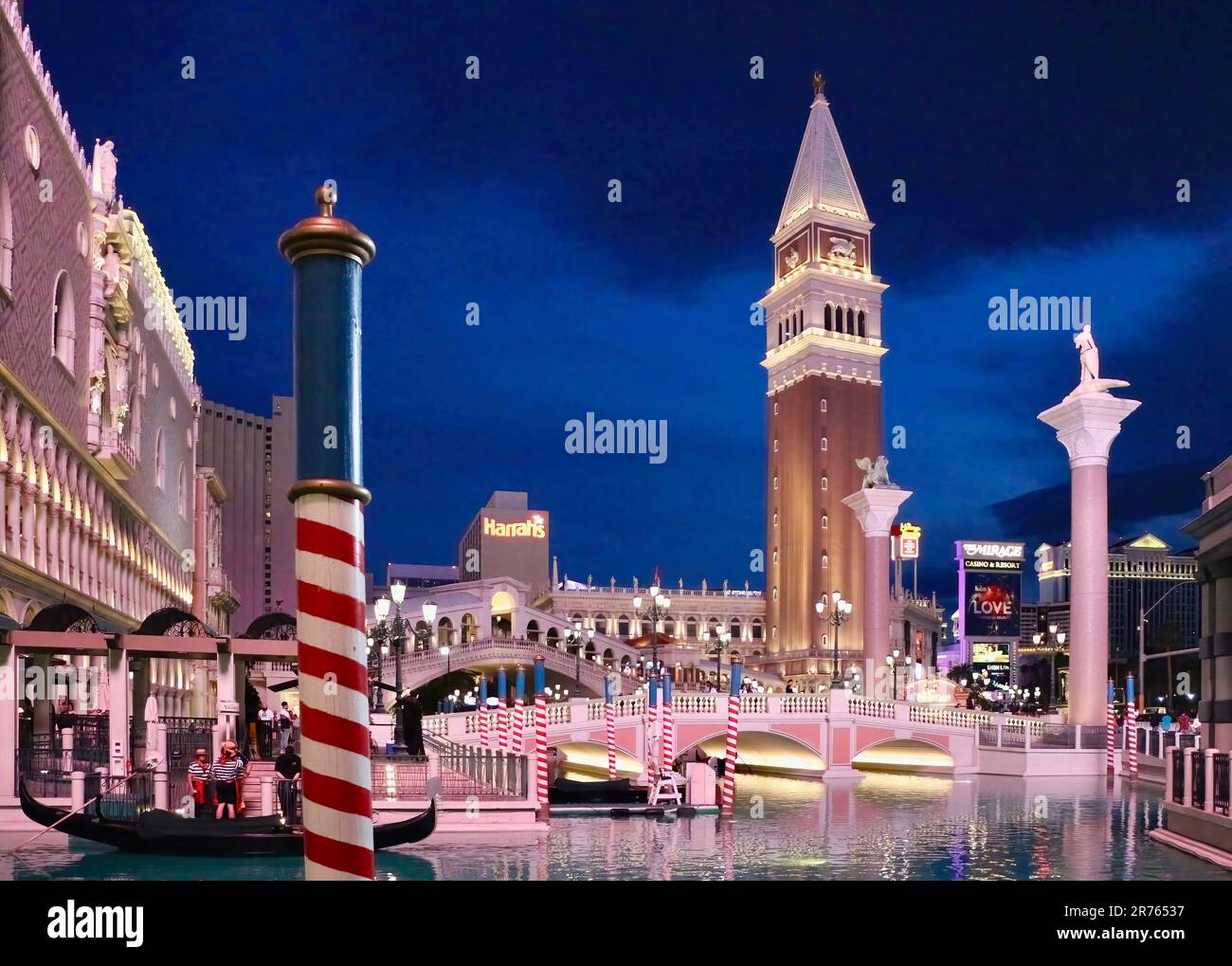 Vue en soirée du Campanile de St Marc et du pont du Rialto copies factices Las Vegas Nevada USA Banque D'Images