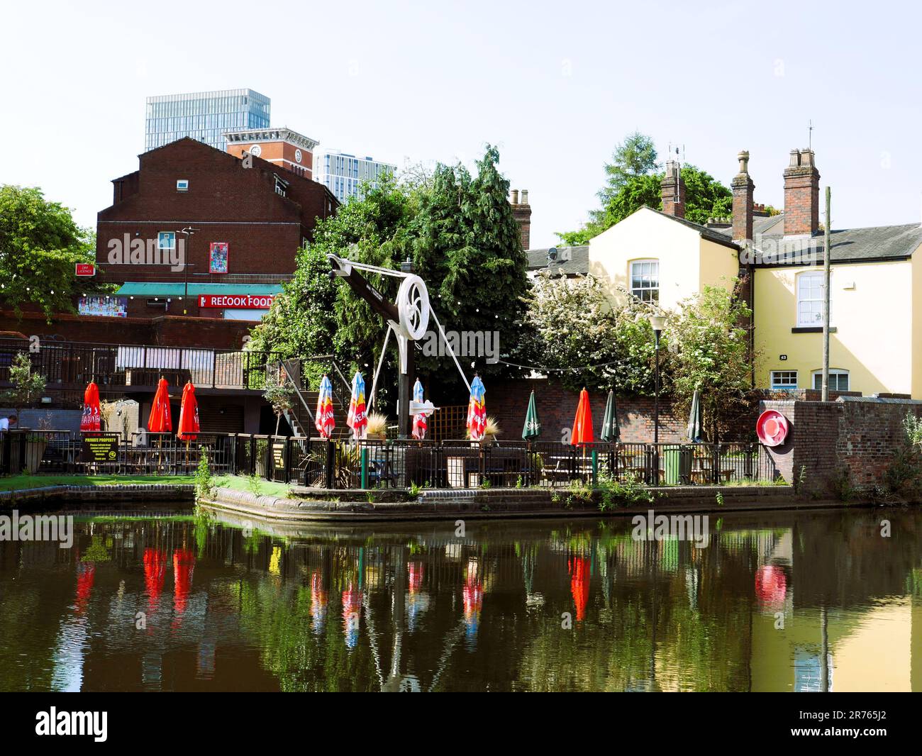 Marchez sur le canal à Birmingham, Royaume-Uni Banque D'Images