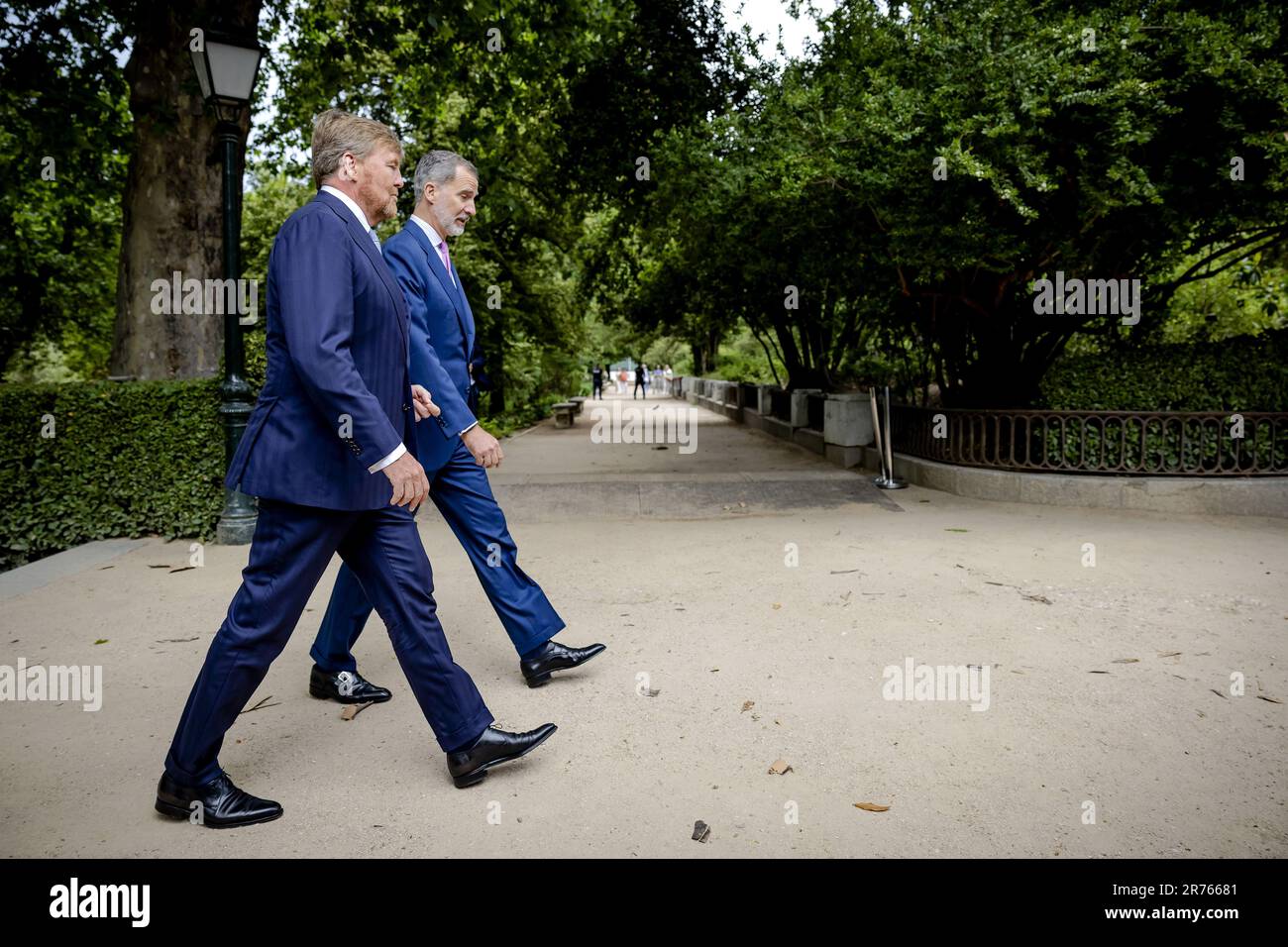 MADRID - le roi Willem-Alexander est accueilli par le roi espagnol Felipe au jardin botanique Real jardin Botanico. Le roi visitera divers projets d'hydrogène en Espagne pendant deux jours. ANP ROBIN VAN LONKHUIJSEN pays-bas sortie - belgique sortie Banque D'Images