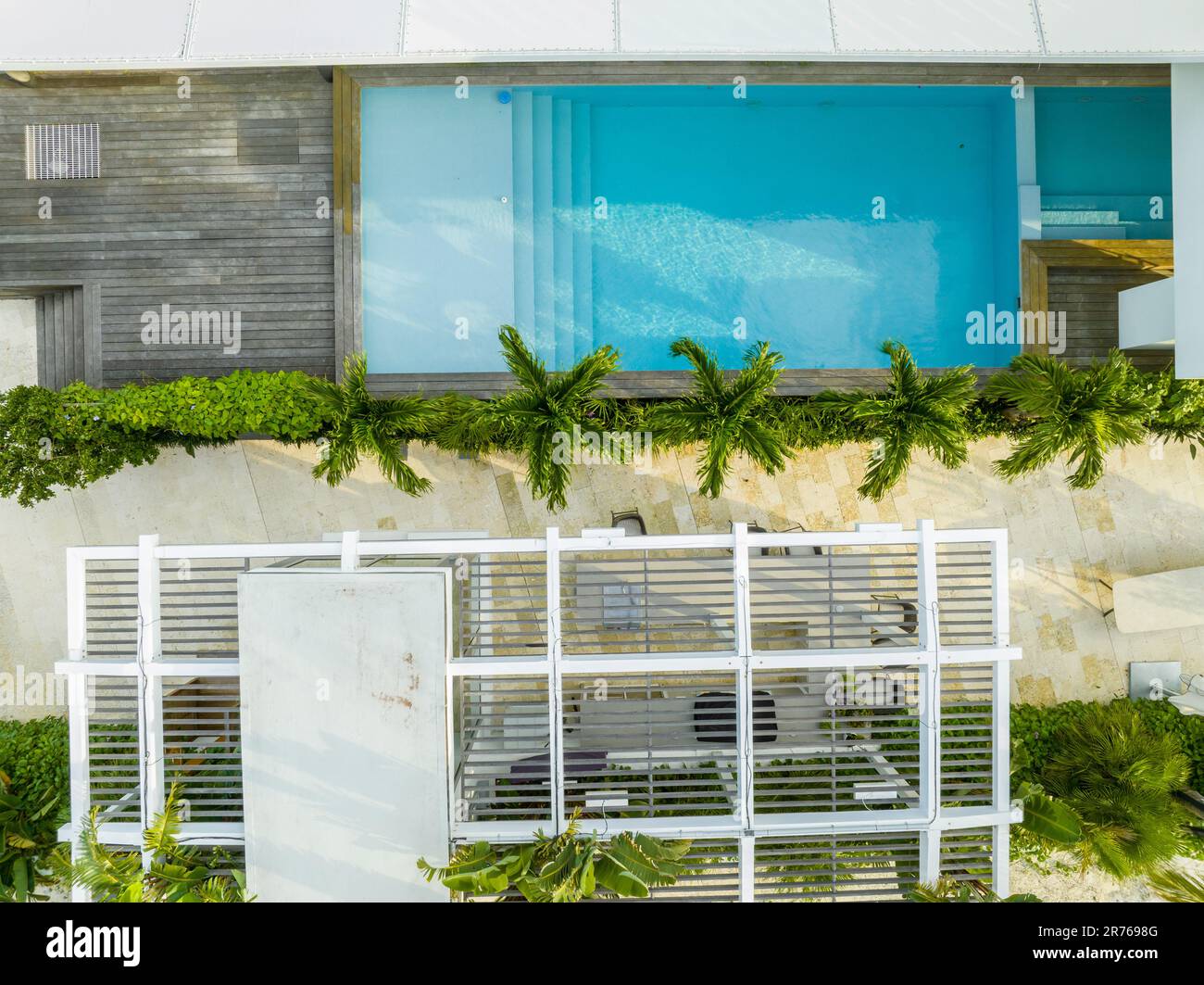 Photo aérienne en hauteur d'une terrasse de piscine Banque D'Images