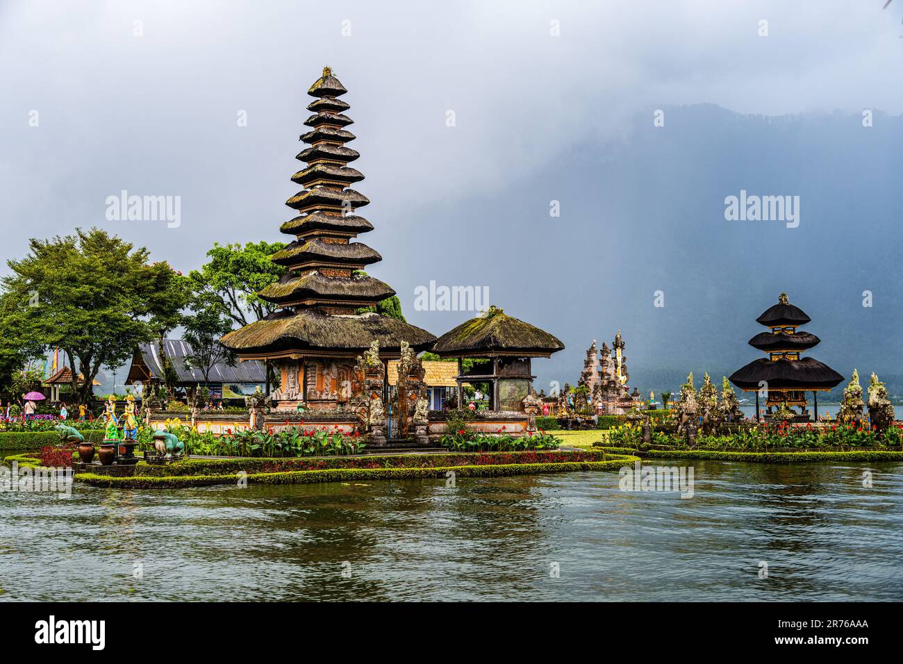 Bali, Indonésie -- 27 février 2023. Le complexe du Temple Ulun Danu à Bali,  par une journée de brouillard Photo Stock - Alamy