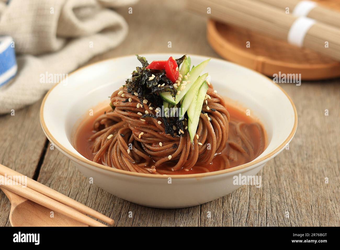 Bibim Guksu Soba Noodle, soupe froide de sarrasin, Nioodle coréen Spicy avec Gochujang Banque D'Images