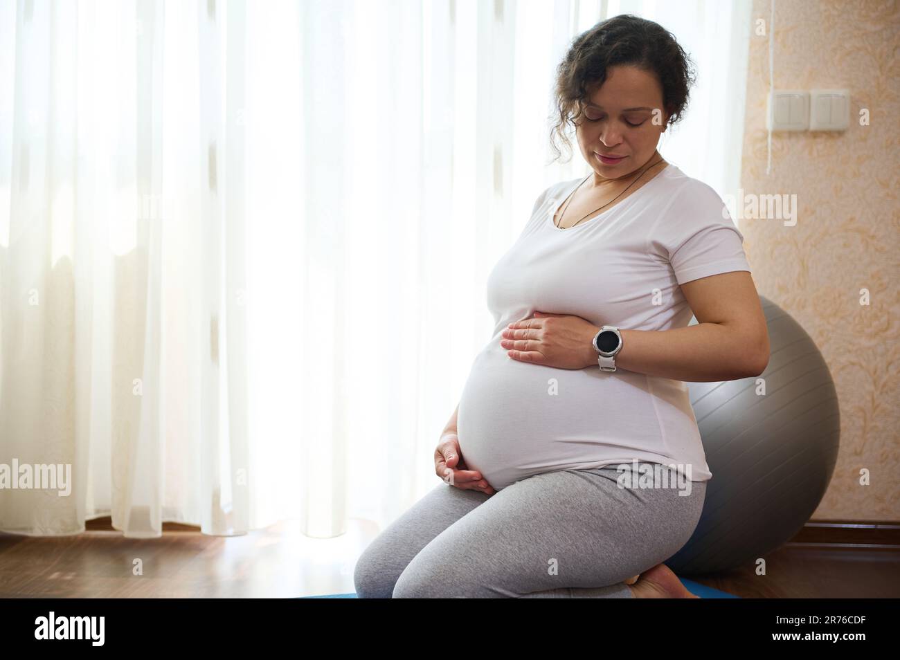 Mère confiante, femme gravid touchant son ventre enceinte ...