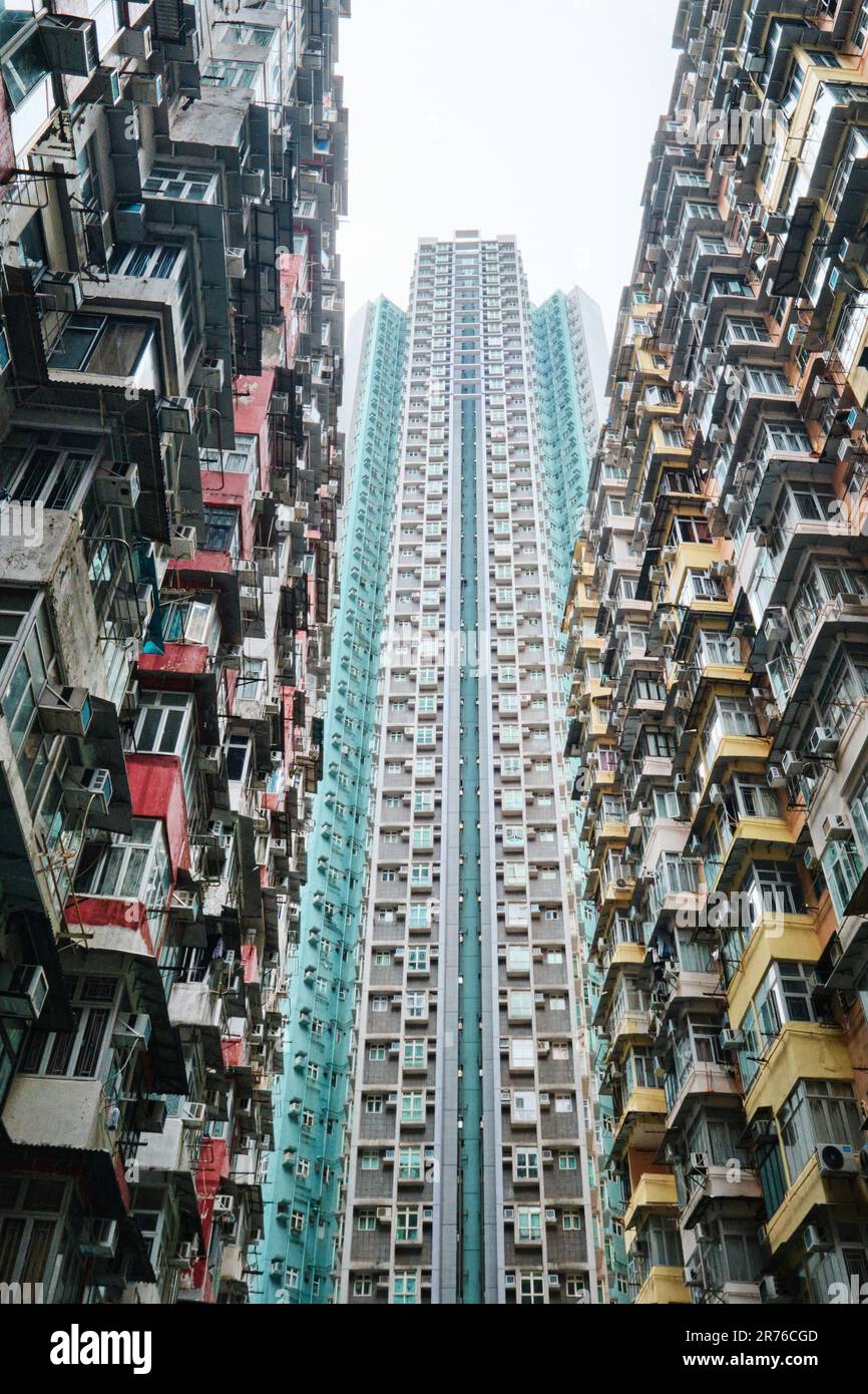 Quarry Bay, Hong Kong - avril 2023 : bâtiment « Yik Cheong », également connu sous le nom de bâtiment Monster, qui est un logement densément peuplé Banque D'Images