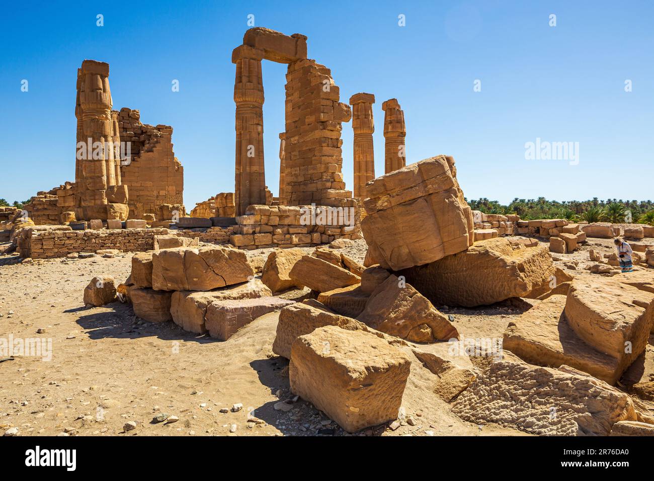 Vue sur le complexe du temple d'amun à soleb au soudan un site classé au patrimoine mondial de l'UNESCO avec des colonnes en grès décorées Banque D'Images