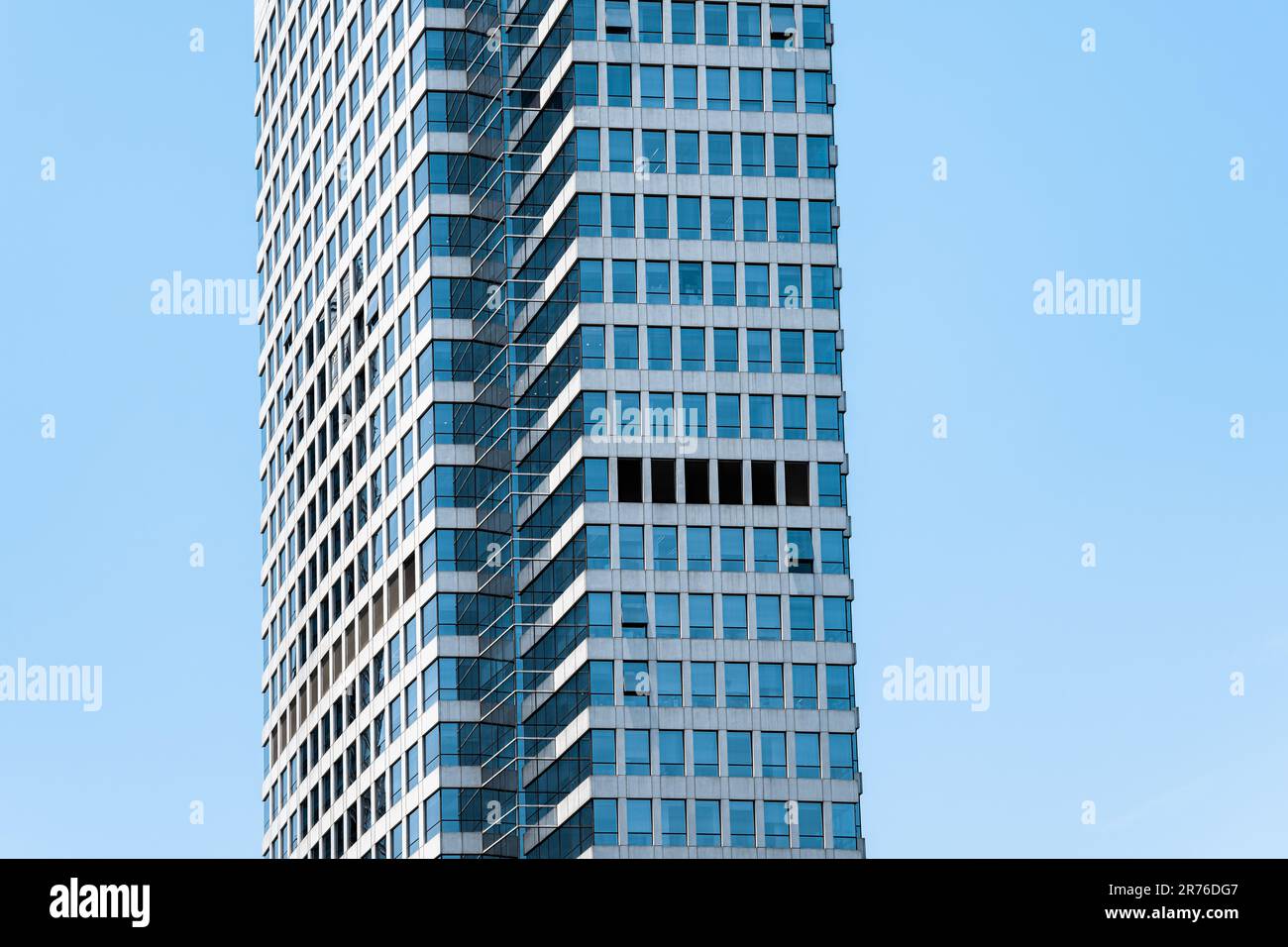 Un gros plan d'un bâtiment de la ville par temps ensoleillé. Banque D'Images Un gros plan d'un bâtiment de la ville par temps ensoleillé. Banque D'Images