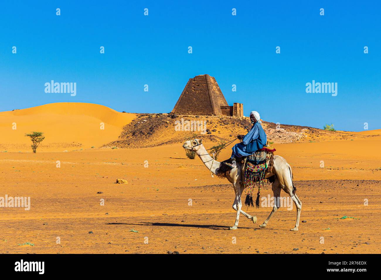 les arabes habillés traditionnellement avec leurs chameaux attendent les touristes aux pyramides nubiennes de meroe au soudan Banque D'Images