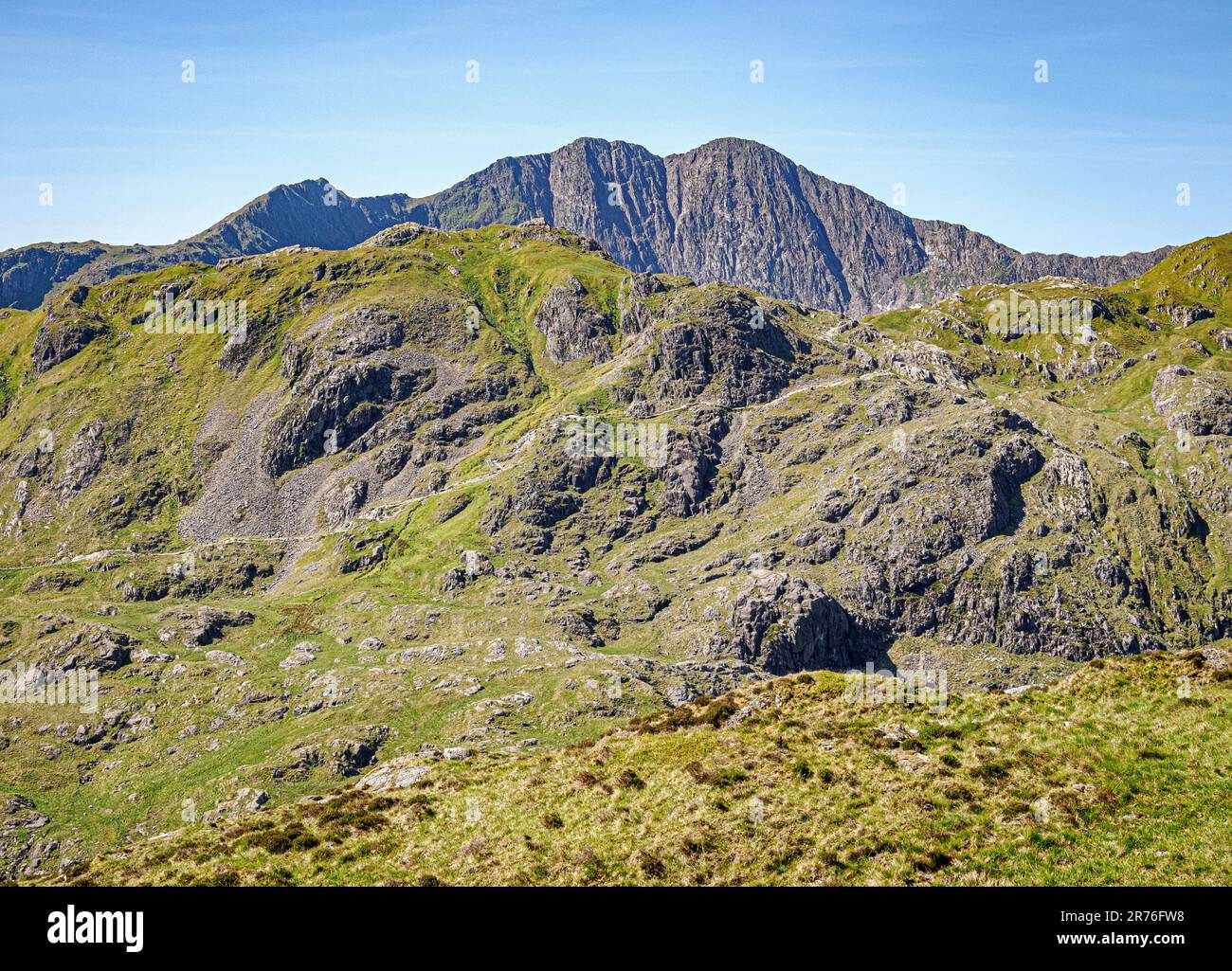 L'ascension PYG Track de Snowdon avec la crête y Lliwedd au-delà comme vu des pentes de Glyder Fawr dans le parc national Eryri au nord du pays de Galles au Royaume-Uni Banque D'Images