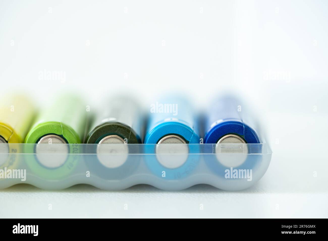 Nouvelle pile AAA colorée dans une boîte en plastique, accumulateur rechargeable, gros plan des piles alcalines Banque D'Images