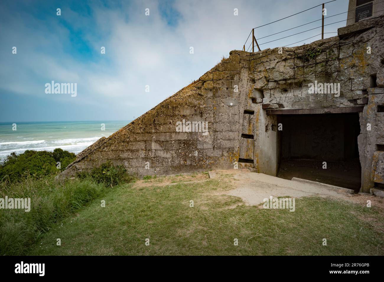 Omaha Beach Normandie France juin 2023 Atlantic Wall Gun Casements au-dessus de l'extrémité est d'Omaha Beach. Omaha Beach était l'une des cinq sectes d'atterrissage sur la plage Banque D'Images