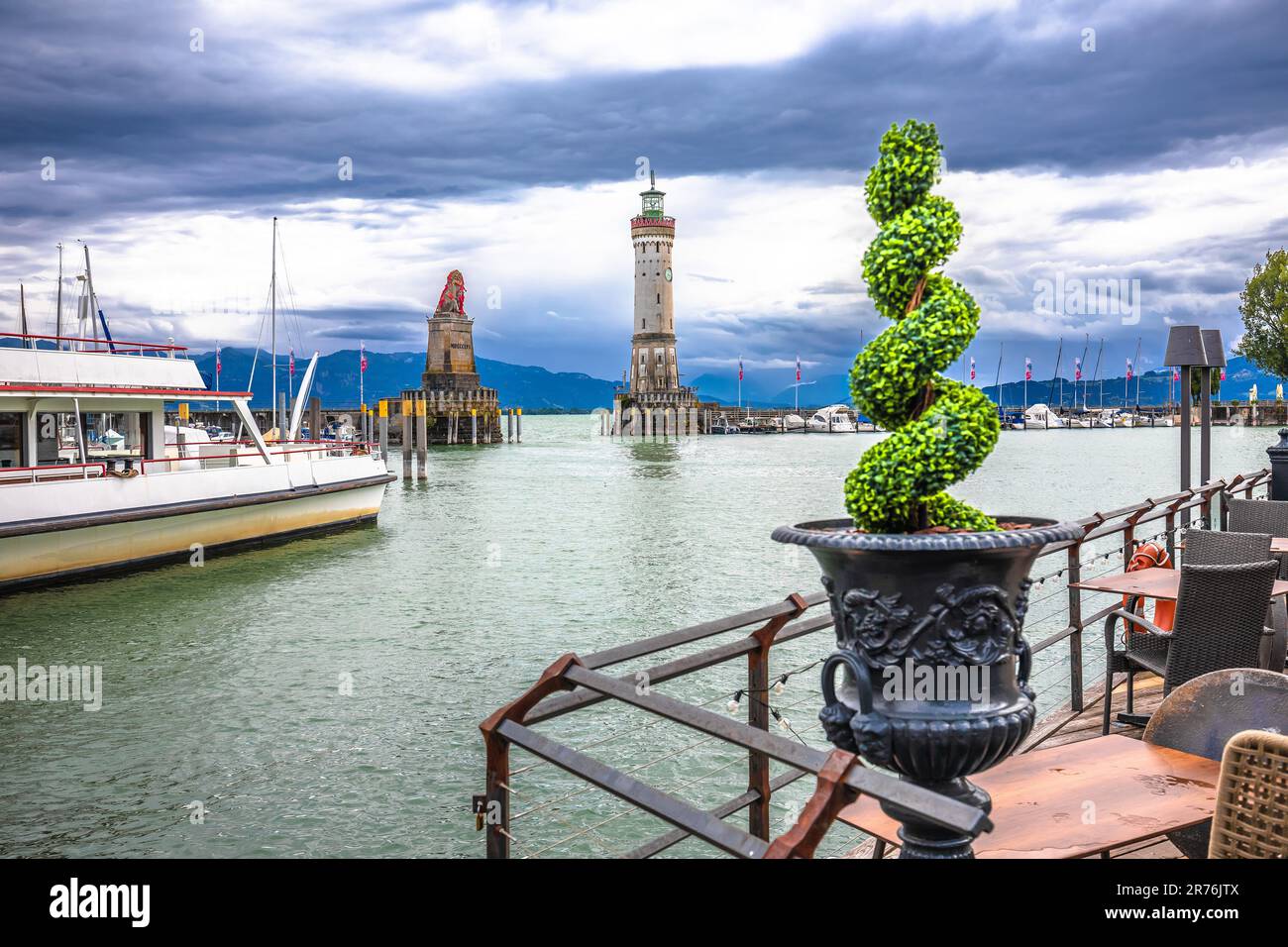 Ville de Lindau sur le lac Bodensee entrée port vue sur le phare, région de Bavière en Allemagne Banque D'Images